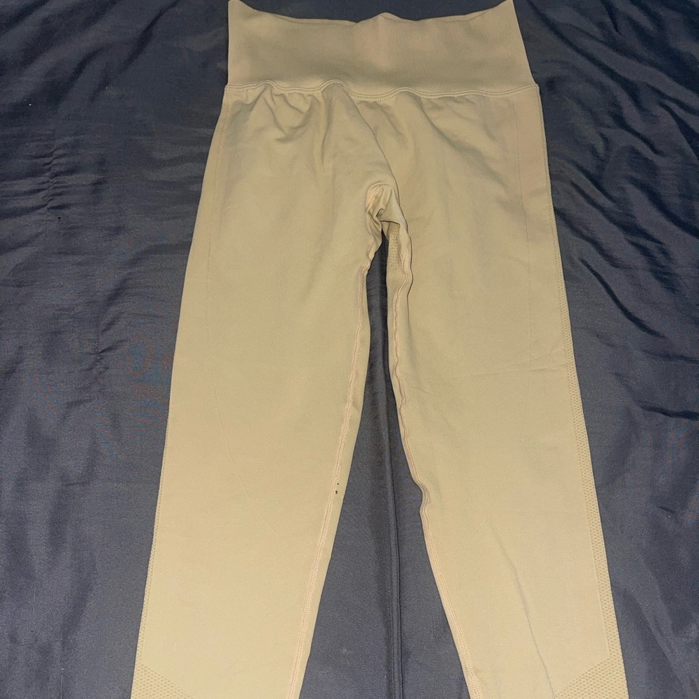 Nude leggings with scrunch